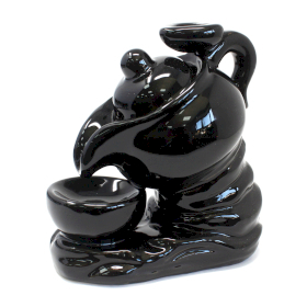 Een backflow wieroorkhouder gemaakt uit keramiek van Zeepken. deze heeft de vorm van een theepot